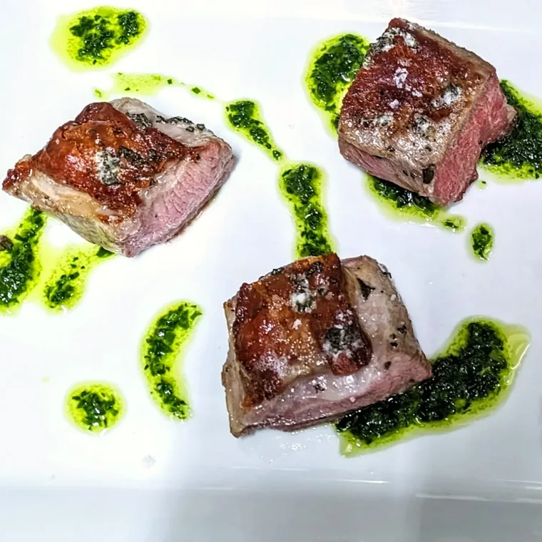 Médaillons de bœuf grillés et sauce chimichurri