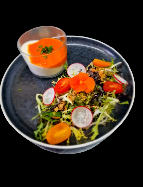 Tartare de légumes du soleil et burratina sur gazpacho
