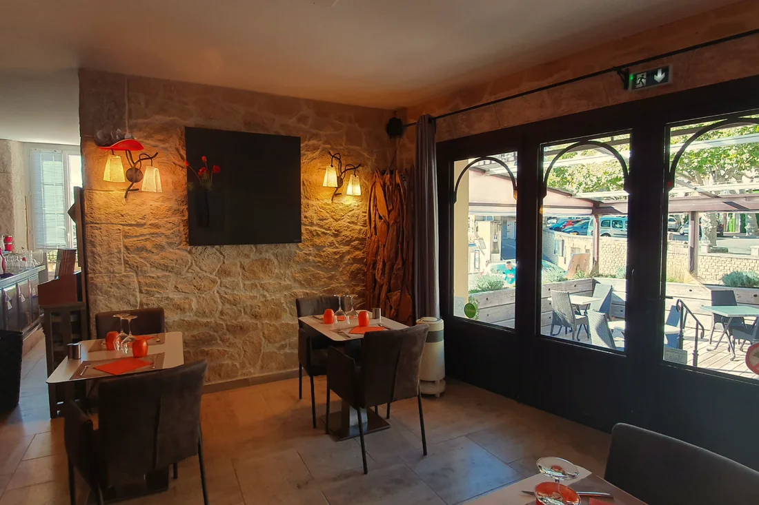 La salle du restaurant, ouverte sur la terrasse