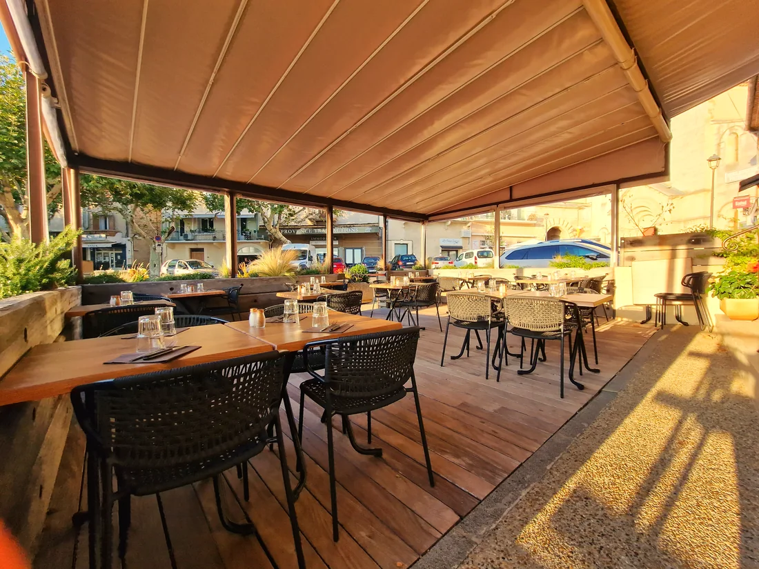 La terrasse extérieure dressée sous l'auvent